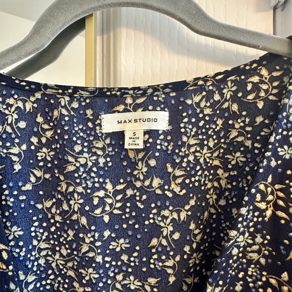 Max Studio Elegant Navy Dress with Gold Floral Design - Picture 5 of 6